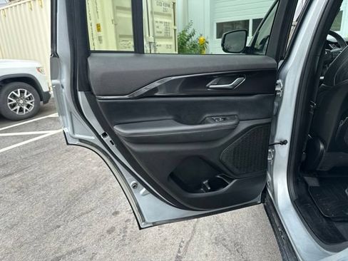 Used 2023 Jeep Grand Cherokee Altitude AWD/4WD image 16