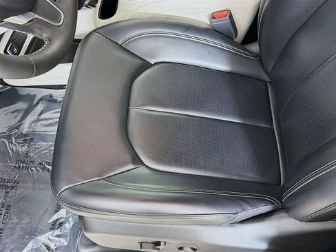 Used 2023 Chrysler Pacifica Touring-L AWD/4WD image 24