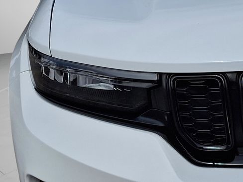 Certified 2023 Jeep Grand Cherokee Limited w/ Luxury Tech Group II AWD/4WD image 9