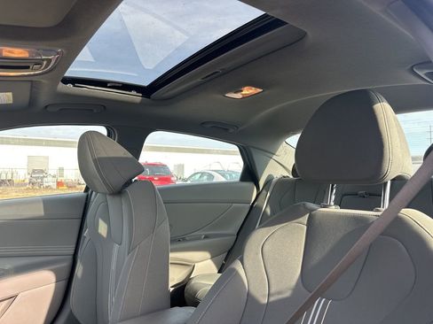 Used 2025 Hyundai Elantra SEL image 9