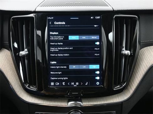 Used 2022 Volvo XC60 B5 Inscription w/ Advanced Package image 19