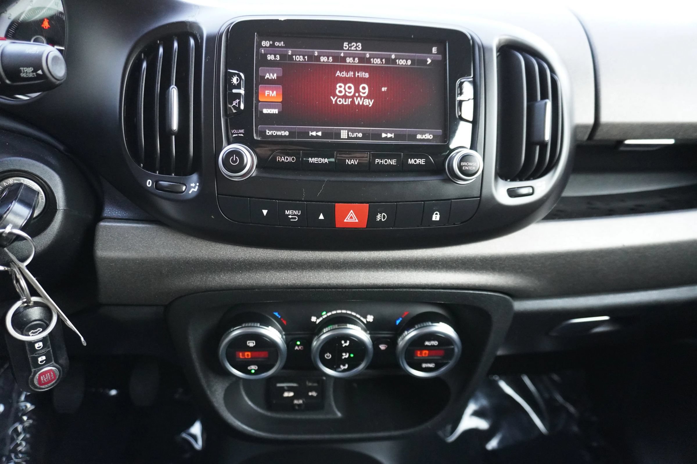 Used 2014 FIAT 500L Trekking w/ Popular Equipment Group FWD image 19