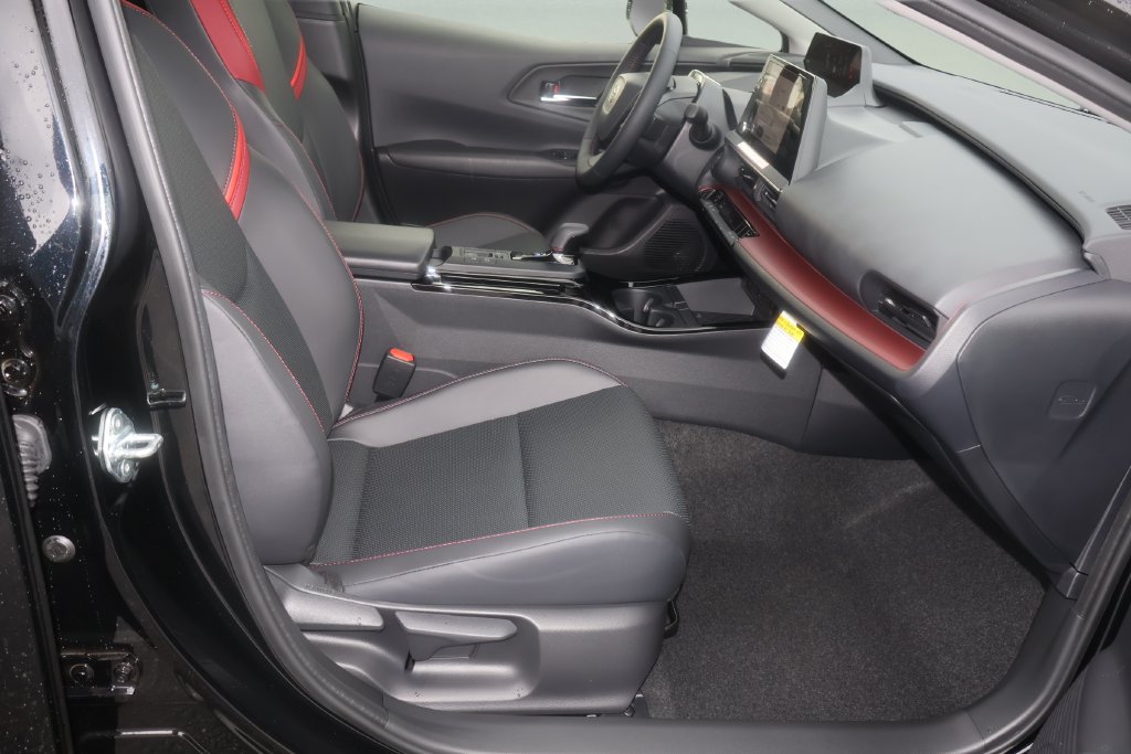 Used 2026 Toyota Prius Plug-In Hybrid FWD image 18