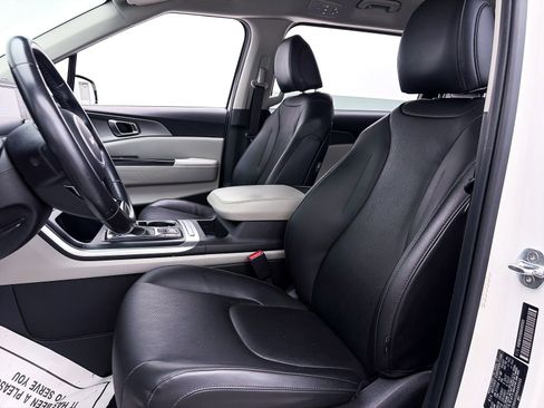 Used 2022 Kia Carnival LX image 17