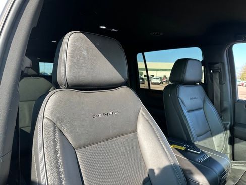 Used 2025 GMC Yukon XL Denali AWD/4WD image 32