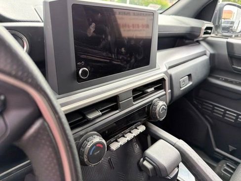 Used 2025 Toyota 4Runner SR5 AWD/4WD image 28