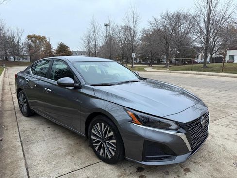 Used 2023 Nissan Altima 2.5 SV image 1