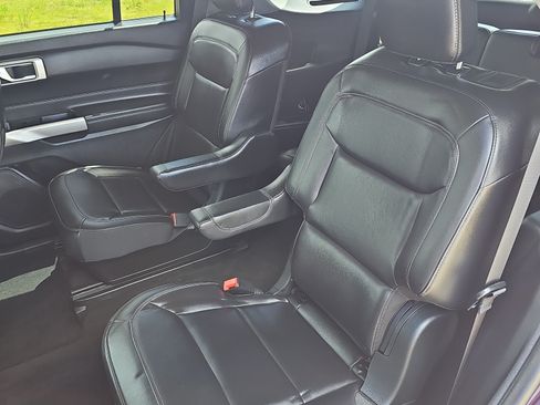 Used 2022 Ford Explorer XLT w/ Equipment Group 202A AWD/4WD image 16