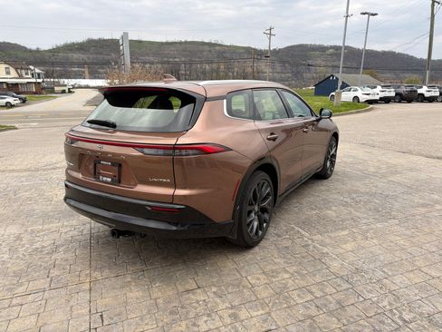 Used 2025 Toyota Crown Signia w/ Advanced Technology Package image 8