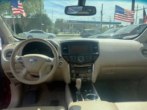 Used 2015 Nissan Pathfinder Platinum w/ Family Entertainment Package FWD image 14