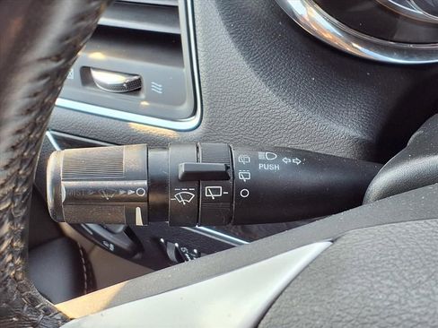 Used 2016 Chrysler Town & Country Touring-L image 18