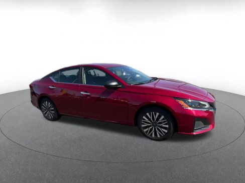 Used 2025 Nissan Altima 2.5 SV FWD image 2
