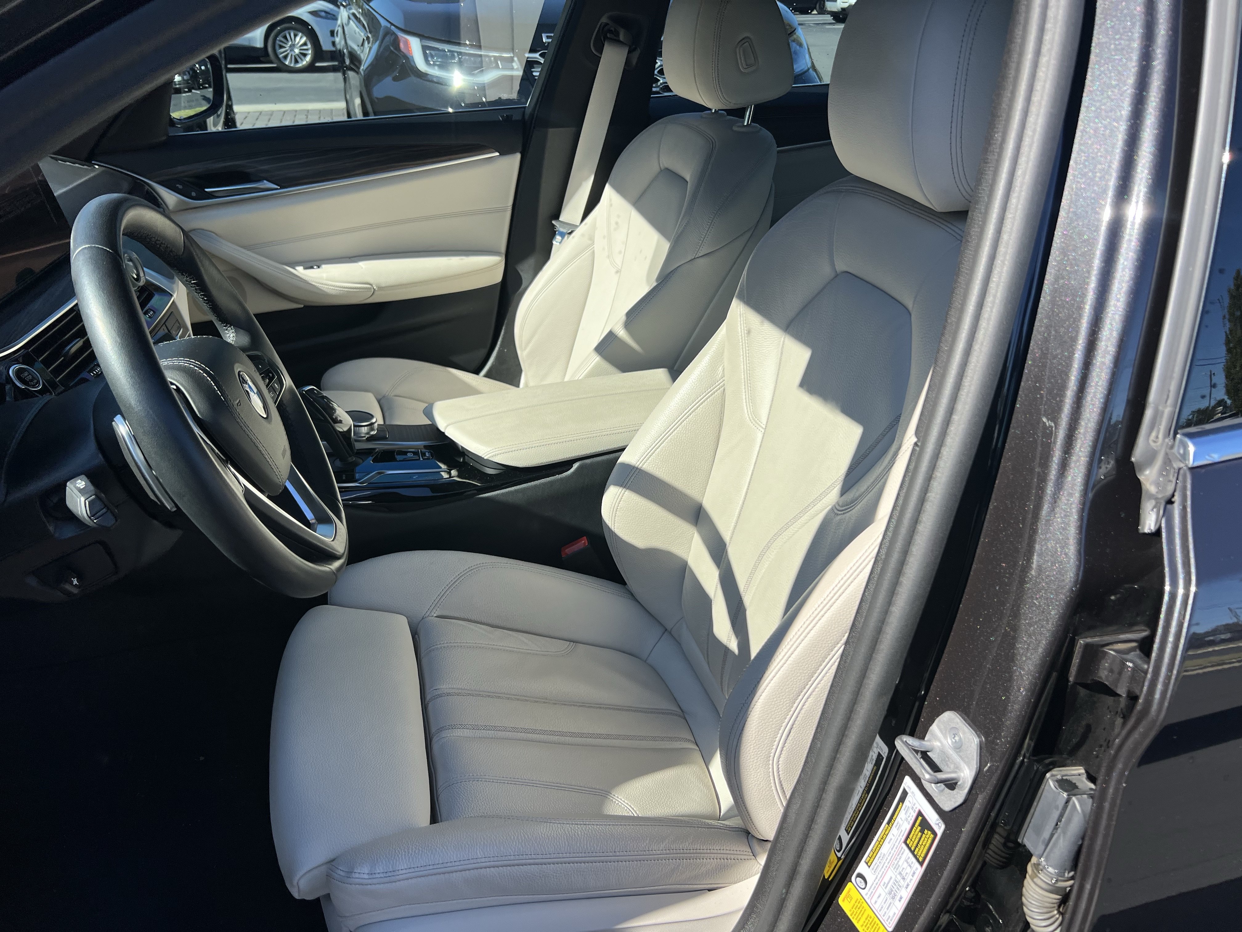 Used 2023 BMW 530i w/ Convenience Package RWD image 15