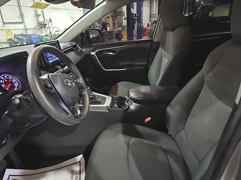 Used 2021 Toyota RAV4 XLE w/ Convenience Package FWD image 17