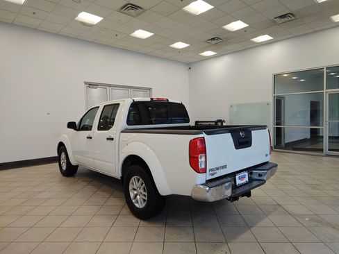 Used 2017 Nissan Frontier SV image 5