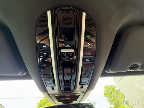 Used 2022 Porsche Cayenne AWD/4WD image 12