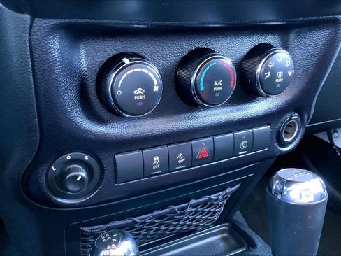 Used 2018 Jeep Wrangler Unlimited Sahara image 32