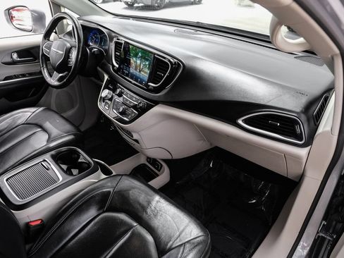Used 2021 Chrysler Pacifica Touring-L FWD image 9