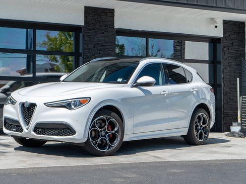 Used 2020 Alfa Romeo Stelvio Ti w/ Active Blind Spot Package AWD/4WD image 4