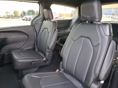 New 2026 Chrysler Pacifica Select image 19