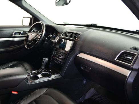 Used 2017 Ford Explorer XLT w/ Equipment Group 202A image 18