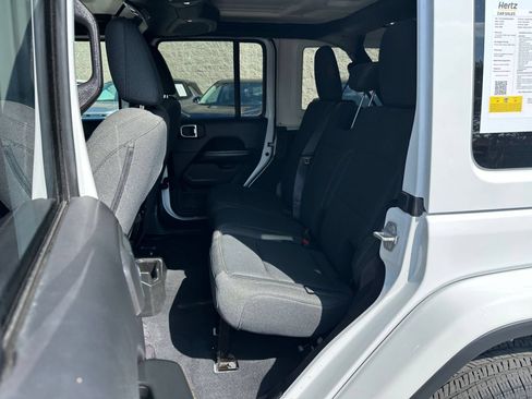 Used 2025 Jeep Wrangler Unlimited Sahara AWD/4WD image 25