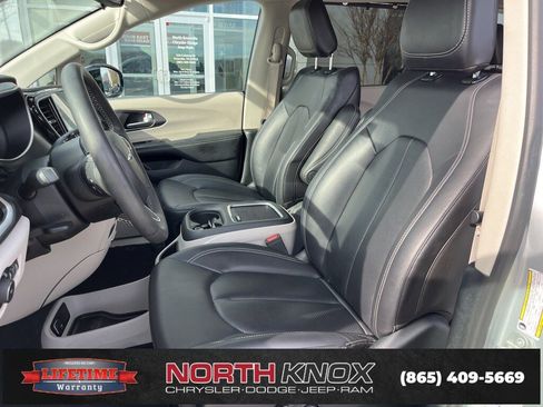 Used 2024 Chrysler Pacifica Touring-L image 4
