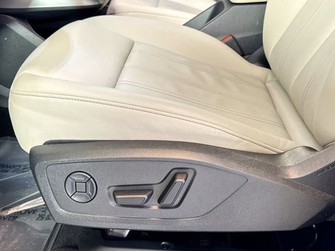 Used 2025 Audi Q4 e-tron Premium Plus image 18