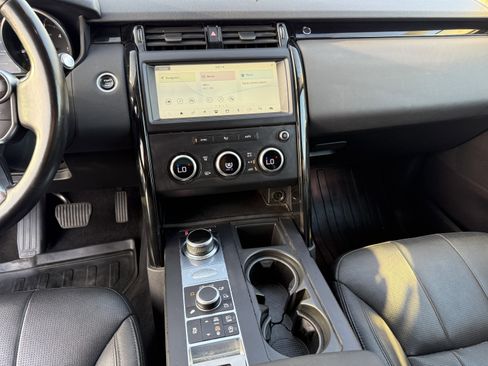 Used 2018 Land Rover Discovery SE image 10