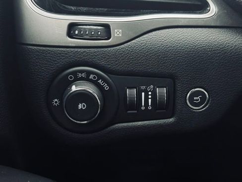 Certified 2022 Jeep Cherokee Limited image 32