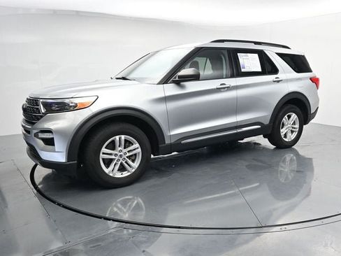 Used 2024 Ford Explorer XLT w/ Equipment Group 202A AWD/4WD image 4
