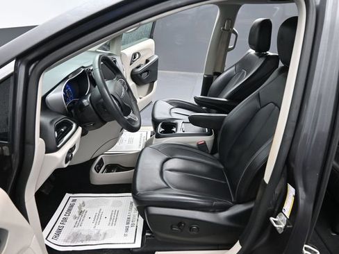 Used 2023 Chrysler Pacifica Touring-L image 14