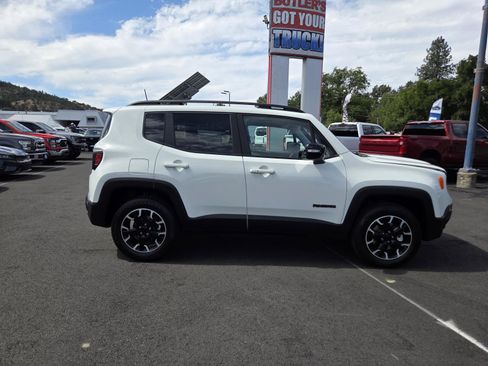 Used 2023 Jeep Renegade Latitude AWD/4WD image 4
