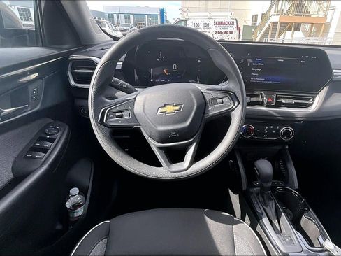 Used 2025 Chevrolet TrailBlazer LT AWD/4WD image 5