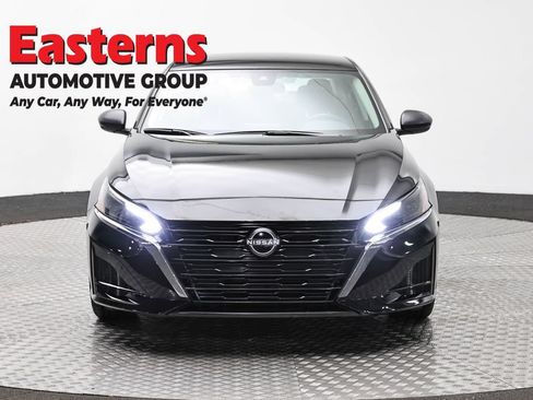 Used 2025 Nissan Altima 2.5 SV FWD image 2