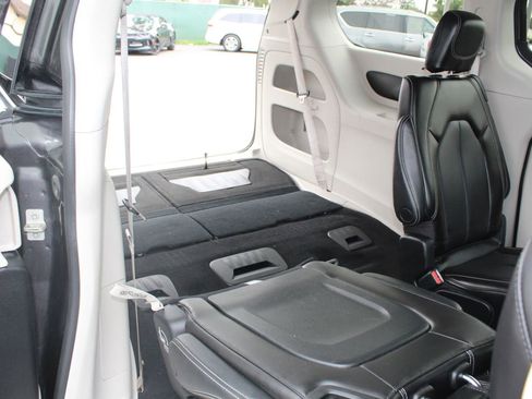 Used 2023 Chrysler Pacifica Touring-L image 37