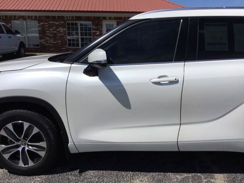 Used 2020 Toyota Highlander XLE FWD image 19