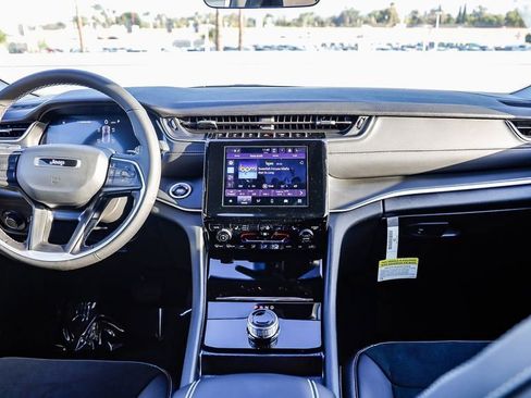 New 2025 Jeep Grand Cherokee Altitude image 13