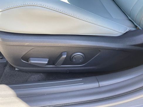 Used 2025 Hyundai Elantra Limited image 24