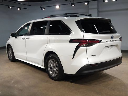 Used 2022 Toyota Sienna XLE FWD image 5