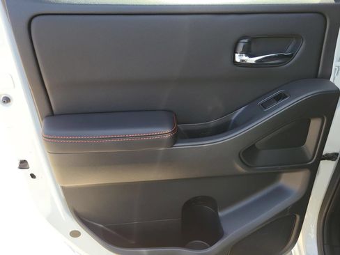 Used 2025 Nissan Frontier PRO-4X AWD/4WD image 16