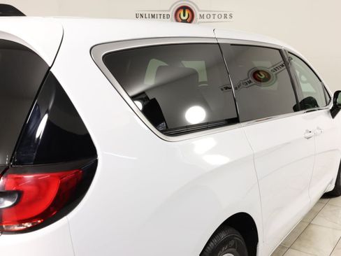 Used 2024 Chrysler Pacifica Touring-L FWD image 41
