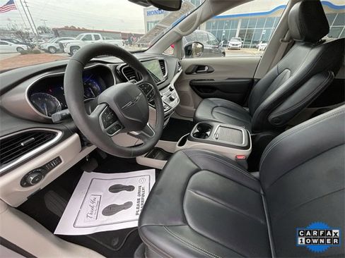 Used 2024 Chrysler Pacifica Touring-L image 14