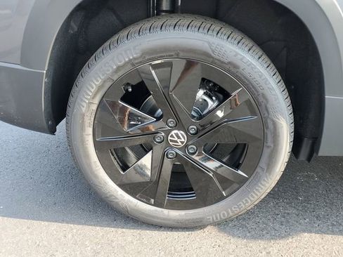 New 2025 Volkswagen Taos SE image 5