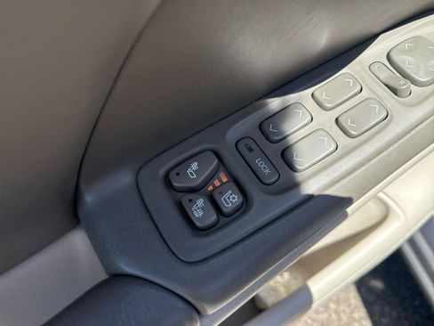 Used 2004 Cadillac De Ville w/ Equipment Group FWD image 12