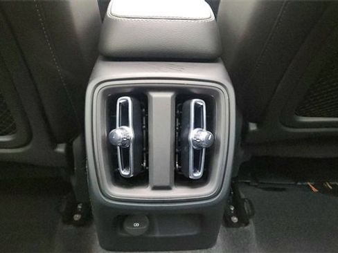 Used 2024 Volvo XC40 B5 Plus image 40