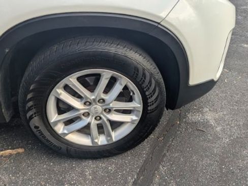 Used 2015 Kia Sorento LX image 11