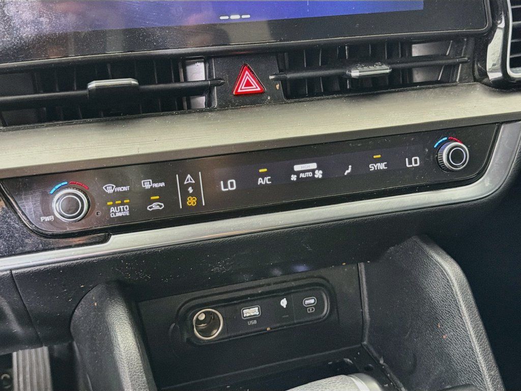 Used 2025 Kia Sportage EX w/ Premium Package FWD image 21