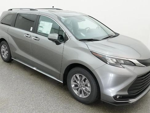 New 2026 Toyota Sienna XLE FWD image 16