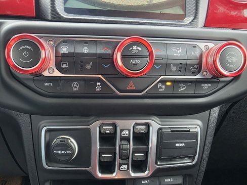 Used 2018 Jeep Wrangler Unlimited Sahara w/ Dual Top Group image 18